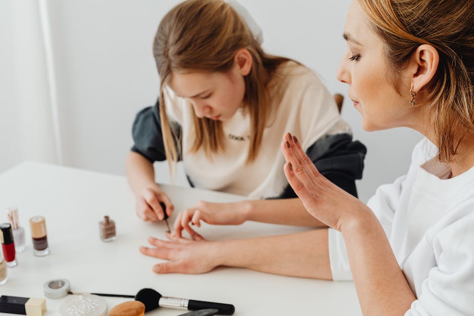 Nagellack sicher und schonend aus Stoff entfernen