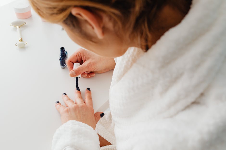 Nagellack aus Stoff entfernen